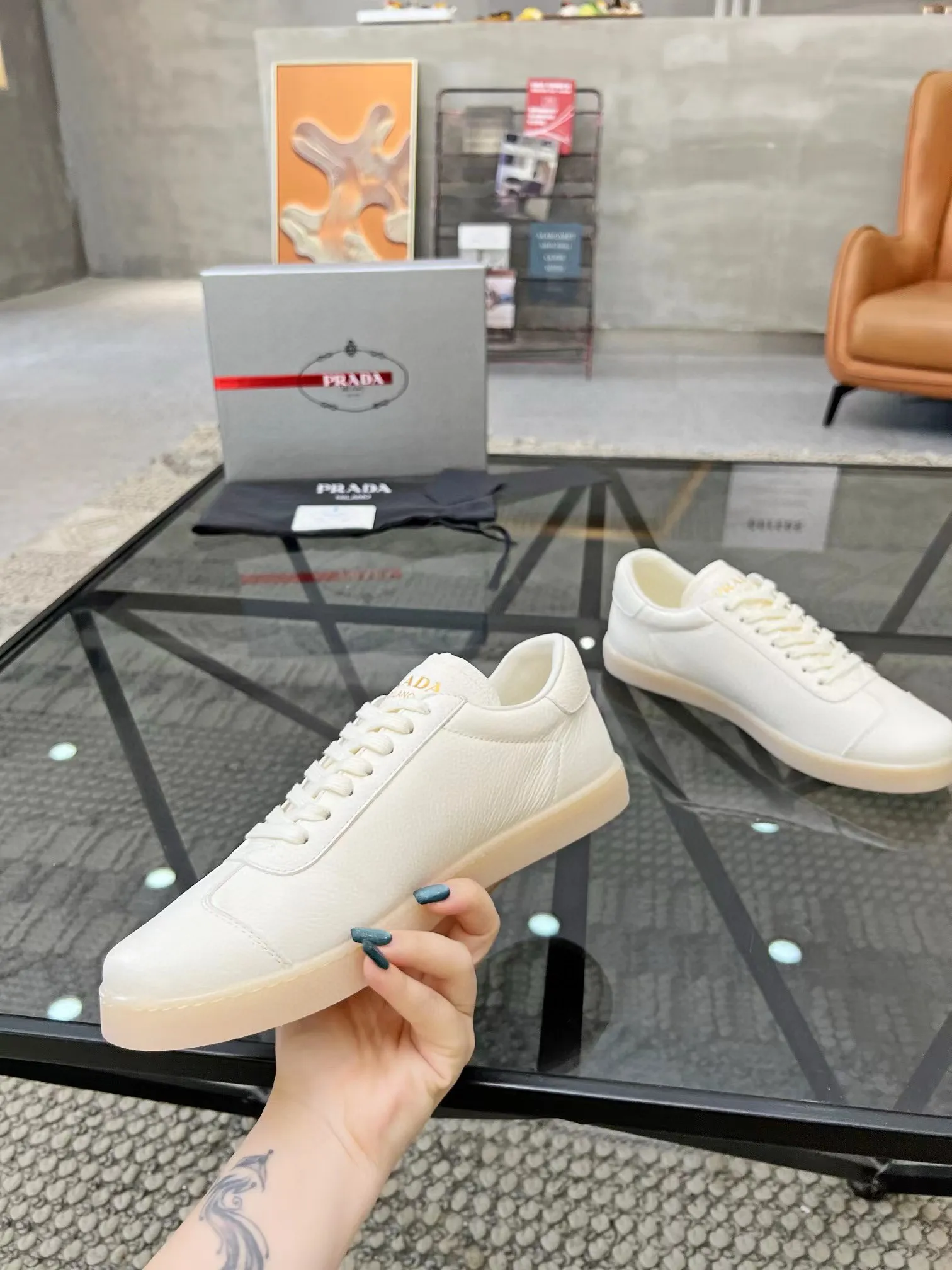 Factory price: 400💰Prada new men's leather sports shoes, the highest version on the market, any comparison is welcome🆚! The original leather has excellent texture and is super high-end! Fetal sheep net lining imported from Italy, removable pad! Luxurious materials and fine workmanship, highly recommended! Code number: 38-44, customized 45